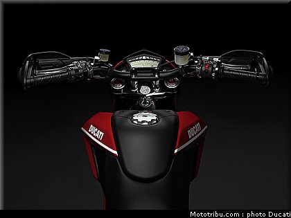 ducati_hypermotard_1100_evo_sp_2010_3.jpg