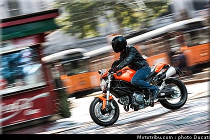 ducati_monster_696_2010_7.jpg