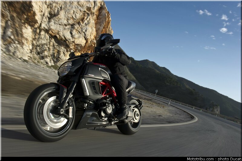 ducati_2011_diavel_001