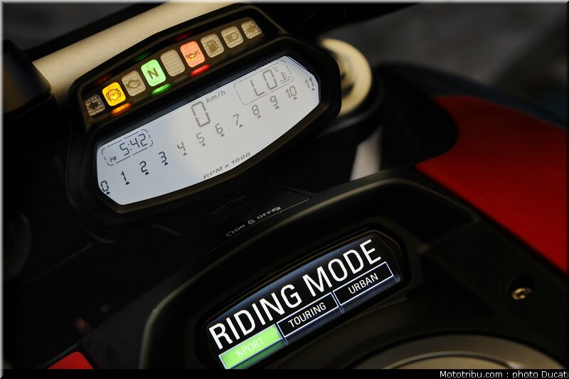 ducati_2011_diavel_035