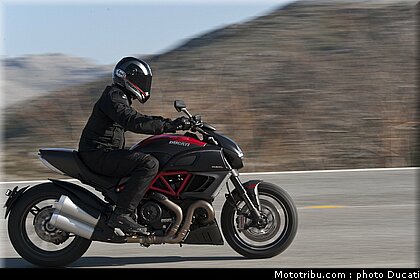 ducati_2011_diavel_002.jpg