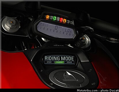 ducati_2011_diavel_033.jpg