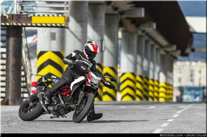 0020_ducati_2013_hypermotard_action_020