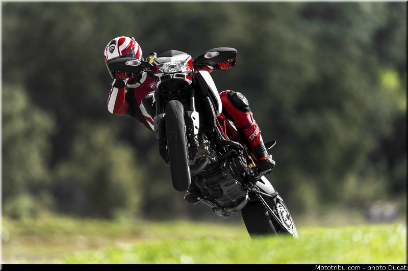 0021_ducati_2013_hypermotard_action_021