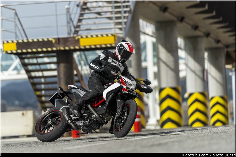 0022_ducati_2013_hypermotard_action_022