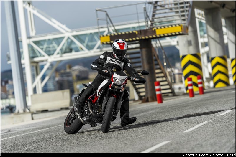 0023_ducati_2013_hypermotard_action_023