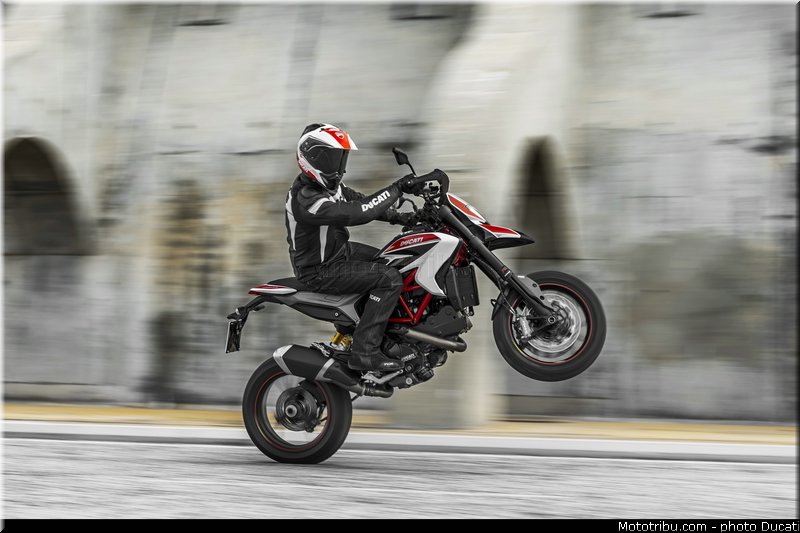 0024_ducati_2013_hypermotard_action_024