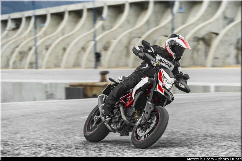 0025_ducati_2013_hypermotard_action_025