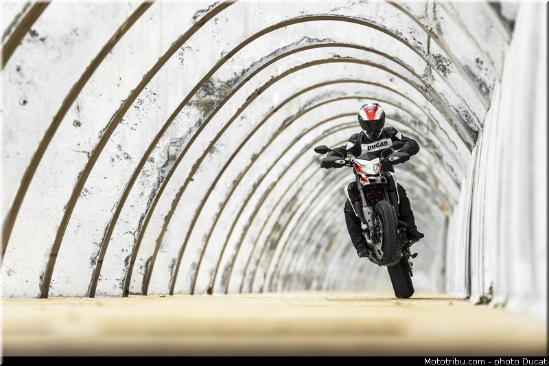 0026_ducati_2013_hypermotard_action_026