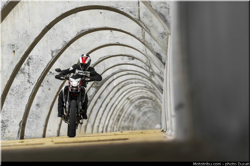0027_ducati_2013_hypermotard_action_027