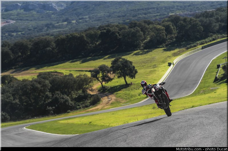 0032_ducati_2013_hypermotard_action_032