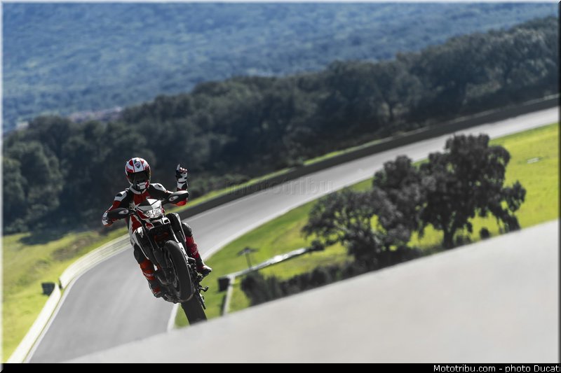0033_ducati_2013_hypermotard_action_033