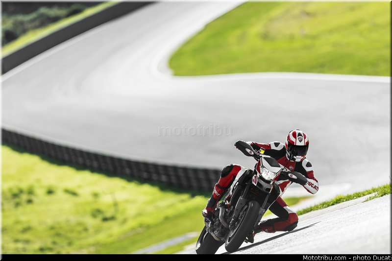 0034_ducati_2013_hypermotard_action_034