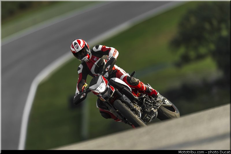 0040_ducati_2013_hypermotard_action_040