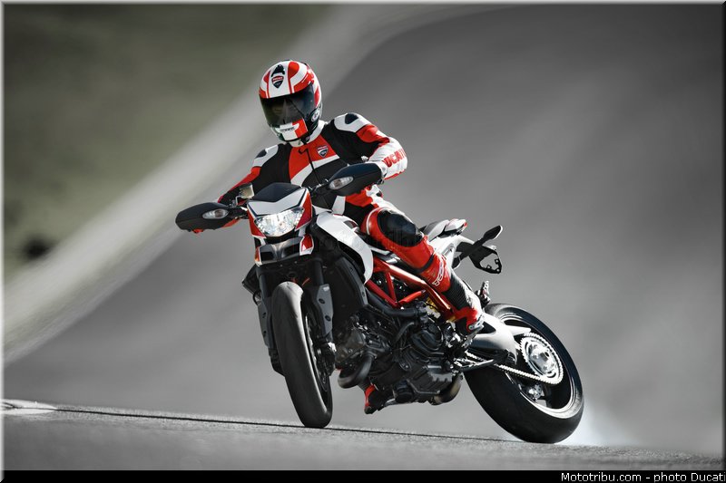 0041_ducati_2013_hypermotard_action_041