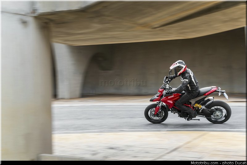 0043_ducati_2013_hypermotard_action_043