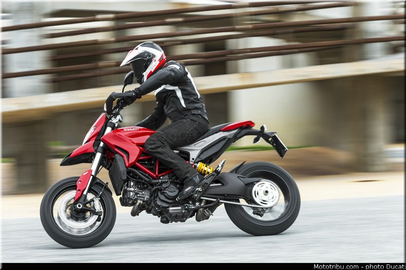 0044_ducati_2013_hypermotard_action_044