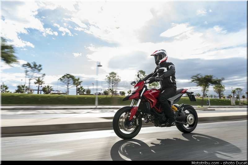 0046_ducati_2013_hypermotard_action_046