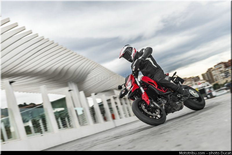 0048_ducati_2013_hypermotard_action_048