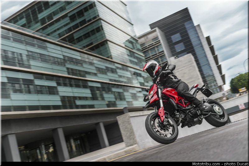 0049_ducati_2013_hypermotard_action_049