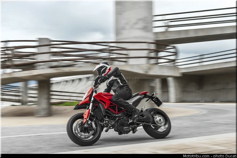 0050_ducati_2013_hypermotard_action_050