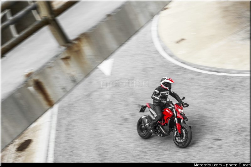 0052_ducati_2013_hypermotard_action_052
