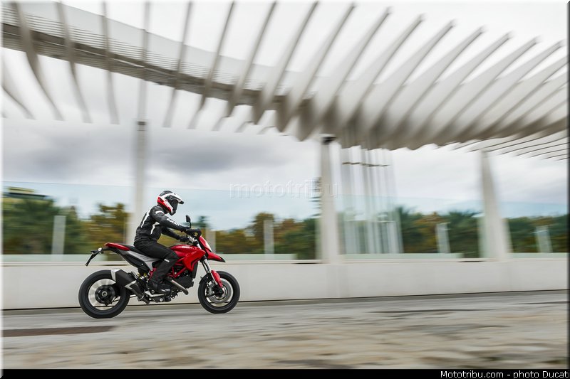 0053_ducati_2013_hypermotard_action_053