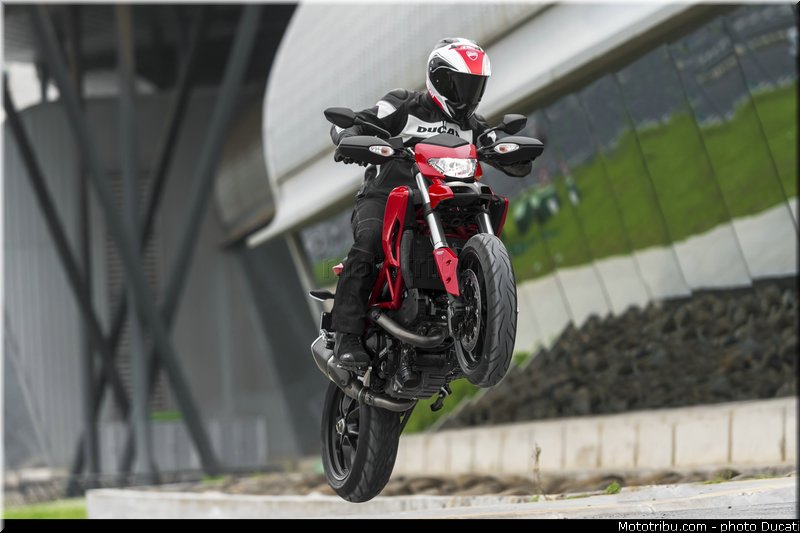 0054_ducati_2013_hypermotard_action_054