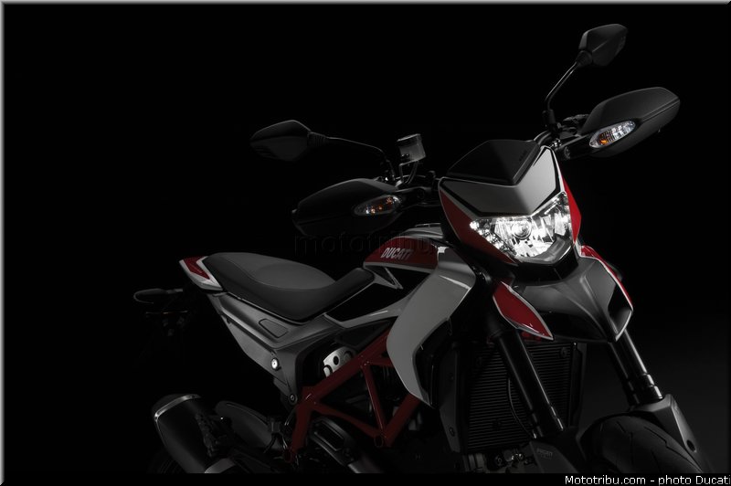 0080_ducati_2013_hypermotard_statique_020