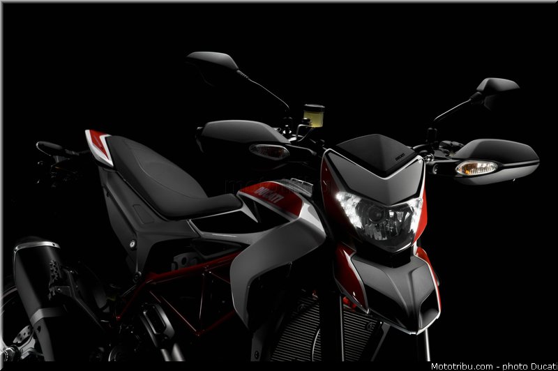 0081_ducati_2013_hypermotard_statique_021