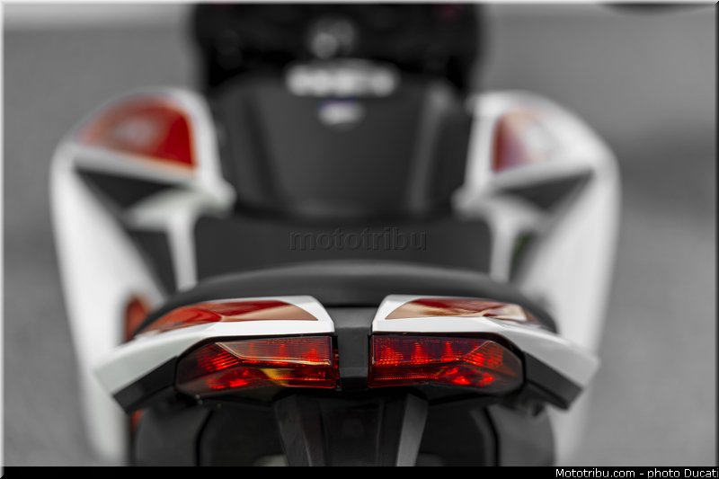 0101_ducati_2013_hypermotard_detail_001
