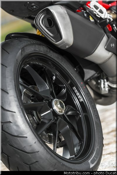 0127_ducati_2013_hypermotard_detail_027