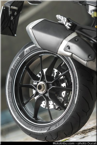 0128_ducati_2013_hypermotard_detail_028