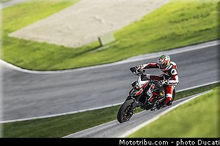 0007_ducati_2013_hypermotard_hayden_007.jpg