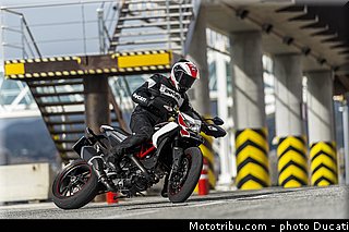 0022_ducati_2013_hypermotard_action_022.jpg
