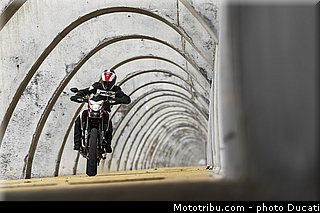 0027_ducati_2013_hypermotard_action_027.jpg