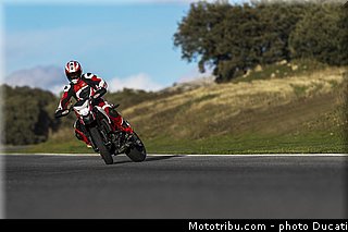 0028_ducati_2013_hypermotard_action_028.jpg