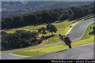 0032_ducati_2013_hypermotard_action_032.jpg