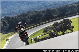 0033_ducati_2013_hypermotard_action_033.jpg