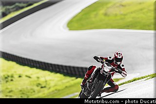 0034_ducati_2013_hypermotard_action_034.jpg