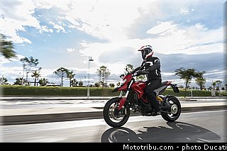 0046_ducati_2013_hypermotard_action_046.jpg