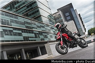 0049_ducati_2013_hypermotard_action_049.jpg