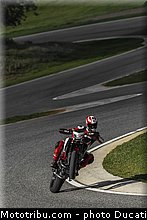 0060_ducati_2013_hypermotard_action_060.jpg