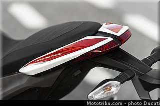 0102_ducati_2013_hypermotard_detail_002.jpg