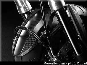 0120_ducati_2013_hypermotard_detail_020.jpg