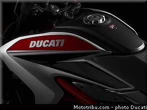 0122_ducati_2013_hypermotard_detail_022.jpg