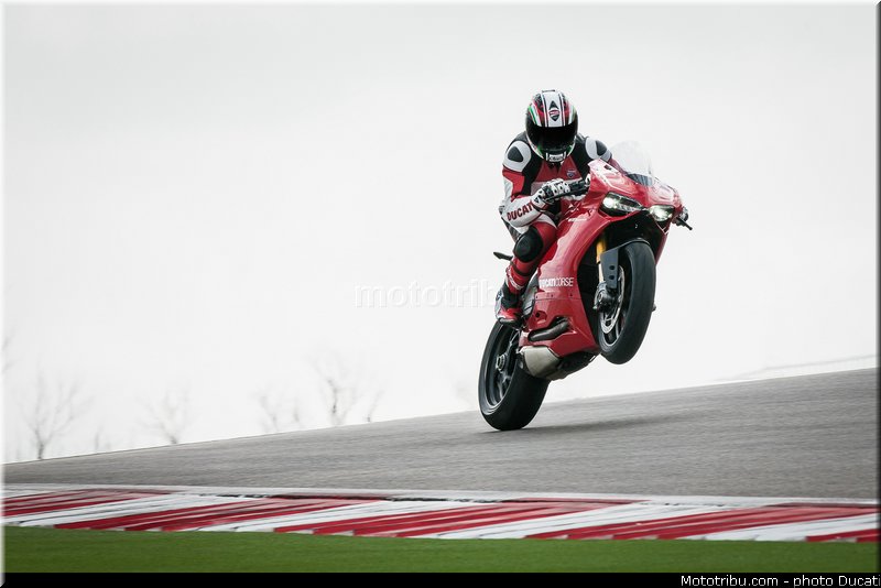 ducati_2013_panigale_1199_r_0003
