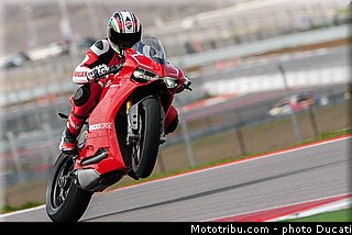 ducati_2013_panigale_1199_r_0002.jpg