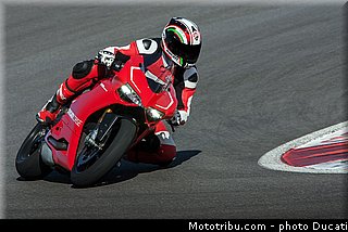 ducati_2013_panigale_1199_r_0009.jpg