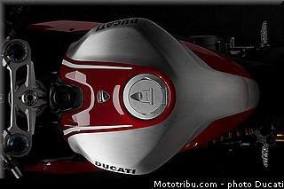 ducati_2013_panigale_1199_r_0078.jpg